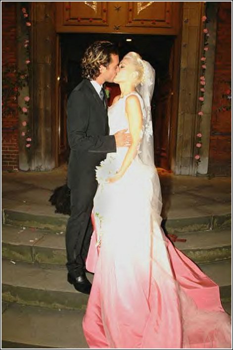 gwen stefani wedding dress. {Gwen Stefani pretty in pink}